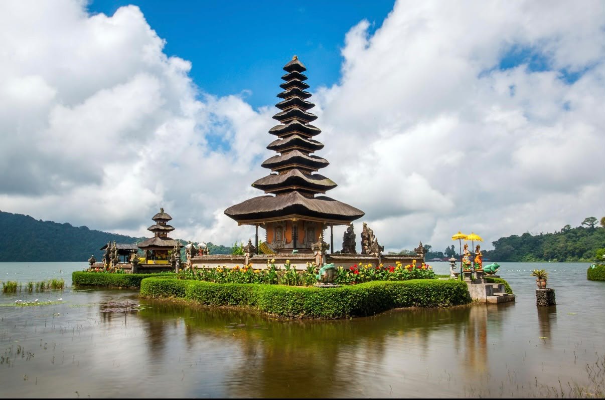Ulun Danu Beratan temple on the lake